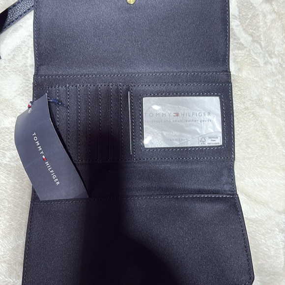 Tommy Hilfiger Embossed Navy Wallet and Monogram Pouch - Picture 6 of 8